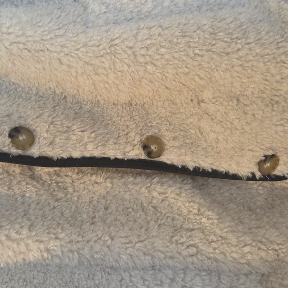 Hollister Cream Sherpa Jacket with Black Accents - Picture 8 of 9